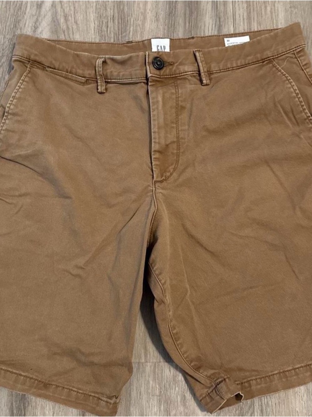 GAP Men's Tan Flat-Front Chino Shorts